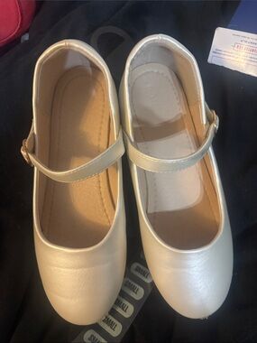 Girls Cream Mary Jane Dress Shoes w/velcroe closure